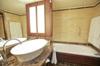 Prince Albert II Silver Suite bathroom