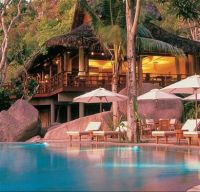 LÃ©muria Resort relaxing by the pool